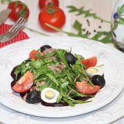 Салат из телятины, рукколы и овощей 