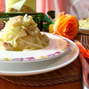 Салат с курицей и грушей.