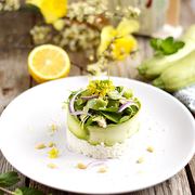 Теплый салат с курицей, кабачком и рисом