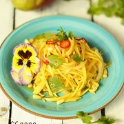 Тайский салат из зеленого манго Ям Мамуанг.