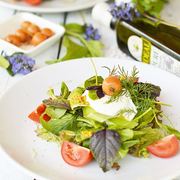 Салат с запеченной курицей, овощами и яйцом пашот