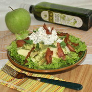 Салат с яблоками, беконом и домашним сыром