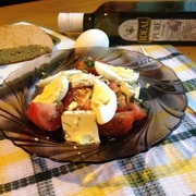 Салат с брынзой, помидорами и яйцом