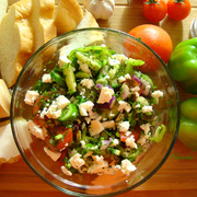 Салат с брынзой и свежими овощами.