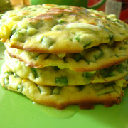 Лепёшки с зелёным луком и яйцом.