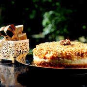 Булочка "XL"  с  карамельным покрытием и нежным кремом