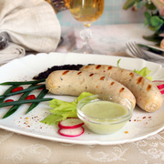 Куриные колбаски с соусом и сальсой из черного трюфеля