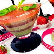 Десерт из мятного йогурта и клубники