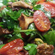 Салат из помидорок, лисичек и фисташек