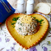 Салат с рисом "Янтарь" и печенью трески