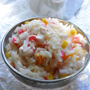 Теплый рисовый салат с крабовыми палочками