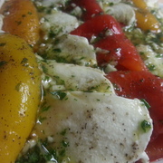 Салат из печёных перцев и сыра Моцарелла