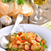 Рагу с Чоризо, пряными колбасками и белой фасолью. Тест-драйв с Окраиной.