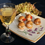 Мелкие заварные булочки с утиным паштетом и виноградом. Тест-драйв с Окраиной