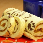  Бисквитный рулет с яблочным вареньем