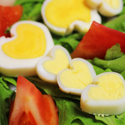 Яйца в форме сердечек и лепестков. Видео