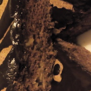 Шоколадная шарлотка с орехами