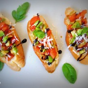 Брускетта с томатами и авокадо