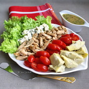 Салат с курицей, артишоками и сыром Дорблю