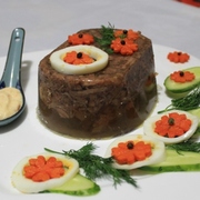 Холодец из говядины праздничный с соусом из хрена (тест-драйв с Окраиной)