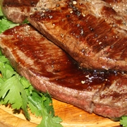 Стейки из мраморной говядины с кинзой, черным перцем и наршарабом