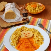 Куриная колбаса с домашней пастой и соусом "Морковная принцесса"