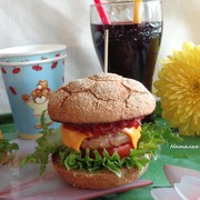 Домашний чизбургер с соусом барбекю