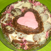 Торт из пряников с бананами, клубникой и ежевикой