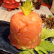 Башенка из слабосоленой семги с картофелем, яйцом и огурцами в маринаде