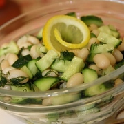 Салат из белой фасоли со свежими огурцами