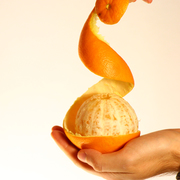 Как оригинально очистить апельсин. Видео 