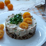 Салат с трёхцветным рисом и печенью трески