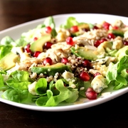 Салат с киноа, гранатом, авокадо, голубым сыром и миндалем под пикантной заправкой