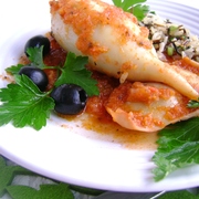 Кальмары фаршированные в томатном соусе