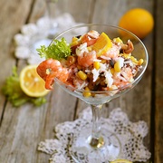 Салат с креветками, рисом и киноа