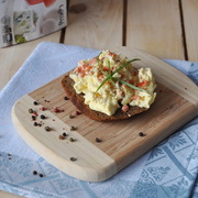 Яичница-болтунья или "Аля скрэмбл" с малосольным лососем