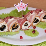 Рулетики "Для нас Девчонки" из бекона с черносливом, сыром и грецкими орехами 