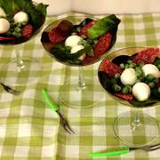 Итальянский коктейльный салат с салями, моцареллой и горошком