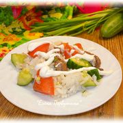 Рисово-овощной салат с куриной печенью