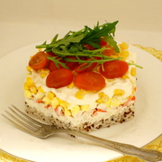 Салат с крабовыми палочками, рисом и киноа