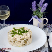 Куриный салат с рисом, сыром и горошком