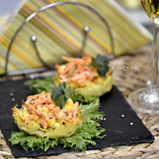 Картофельные тарталетки с пикантным салатом из копчёной курицы