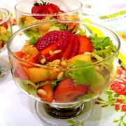 Салат с манго и клубникой