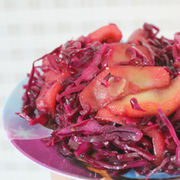 Карамельные яблоки с красной капустой