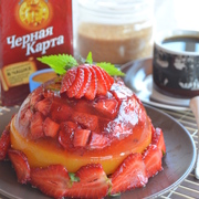 Персиковый желейный торт с клубникой и мюсли