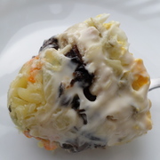 Салат с шампиньонами, курицей и черносливом