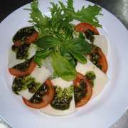 Итальянский салат Капрезе и соус Песто