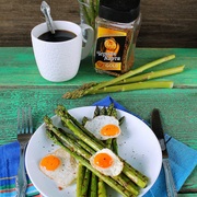 Зеленая спаржа с перепелиными яйцами