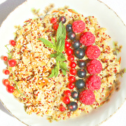 Каша с киноа и ягодами под топингом киноа-гранолы