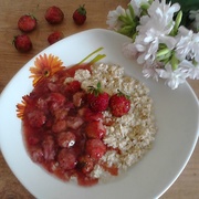 Овсяная каша с клубничным соусом